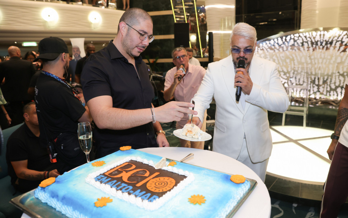Belo corta o bolo de boas vindas na chegada do navio