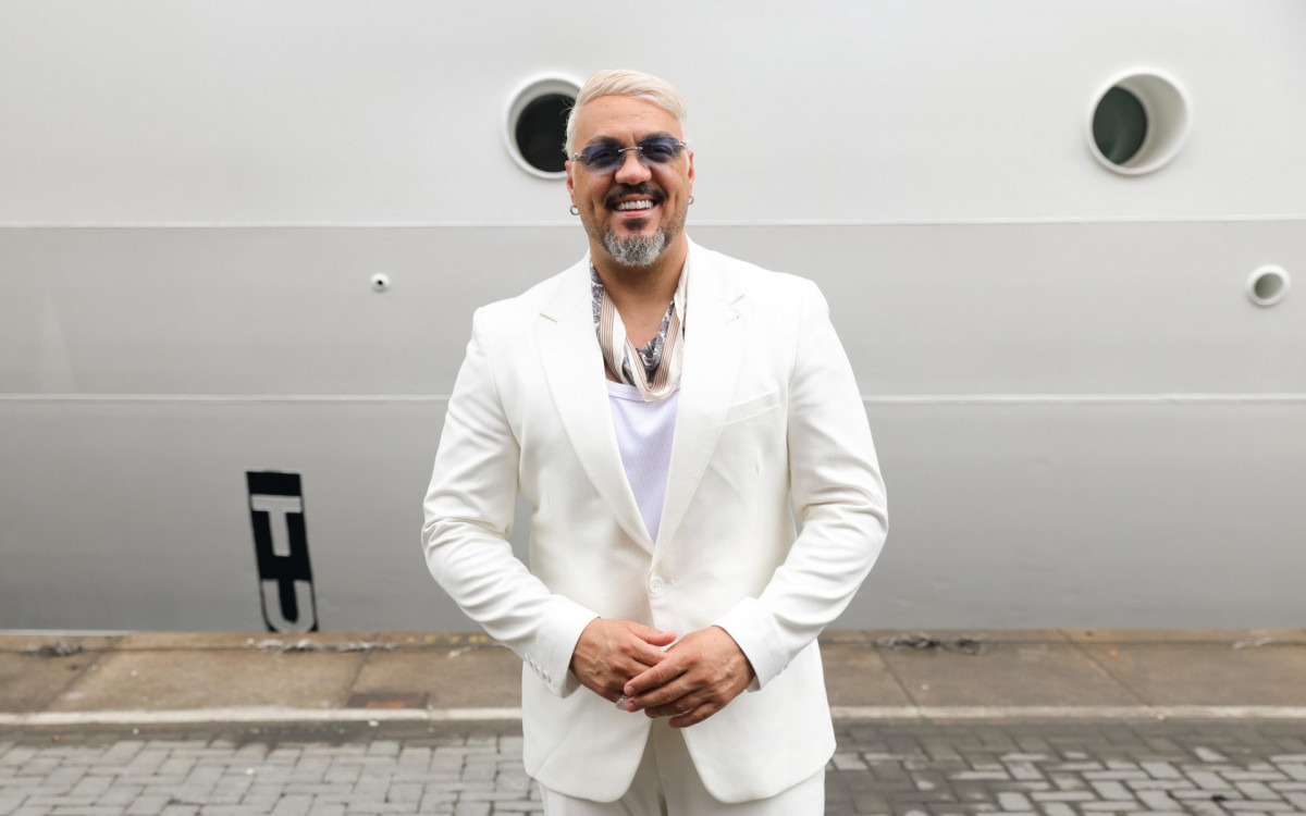 Belo chama atenção ao surgir com novo visual no embarque do cruzeiro - Reprodução/Lucas Ramos / Brazil News