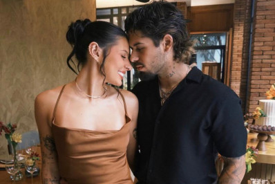 Ana Castela e Zé Felipe posam juntos em festa de casamento