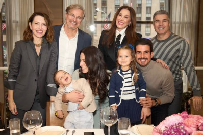 Claudia Raia posa com marido, ex e filhos em Nova York