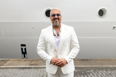 ‘Belo em Alto Mar’: cantor surpreende com novo visual ao embarcar no cruzeiro