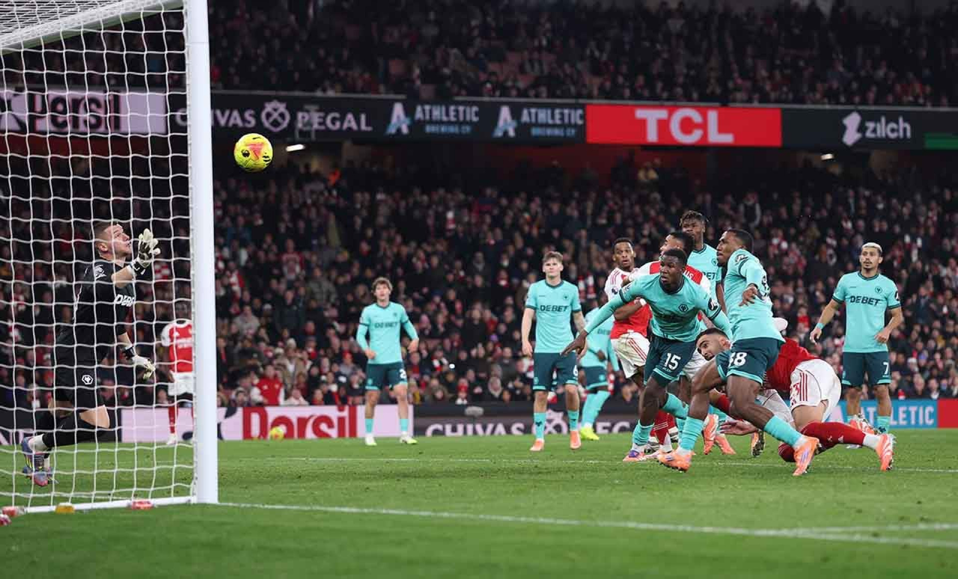 Arsenal ganha do Wolverhampton com dois gols contra e se mantém na liderança do Inglês