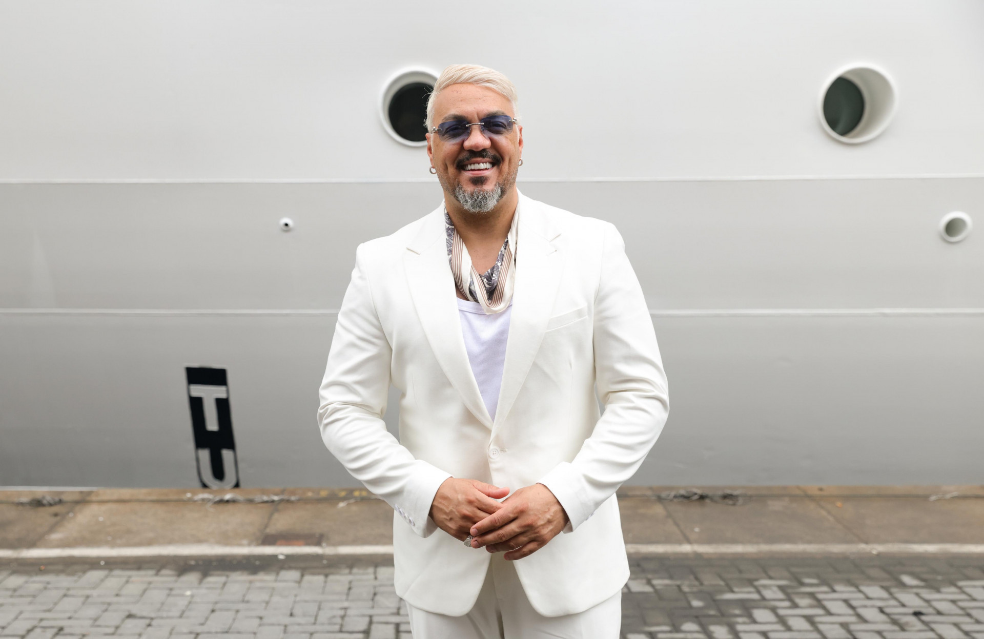 Belo chama aten&ccedil;&atilde;o ao surgir com novo visual no embarque do cruzeiro - Reprodução/Lucas Ramos / Brazil News