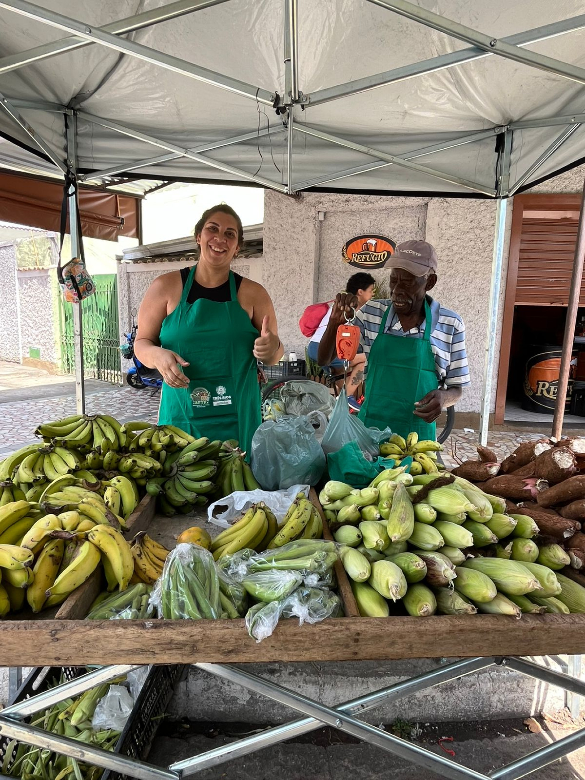 Feirantes do Centro e Vila Isabel recebem novos aventais