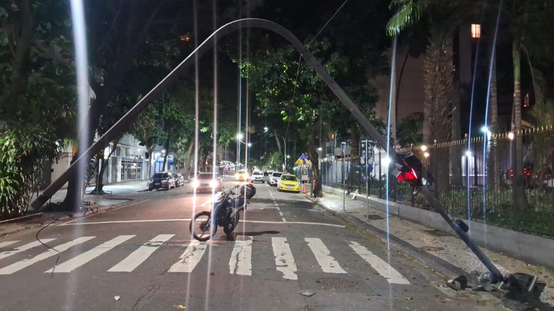 Vento derruba poste com semáforo, na Rua Tucumã, no Flamengo - Divulgação