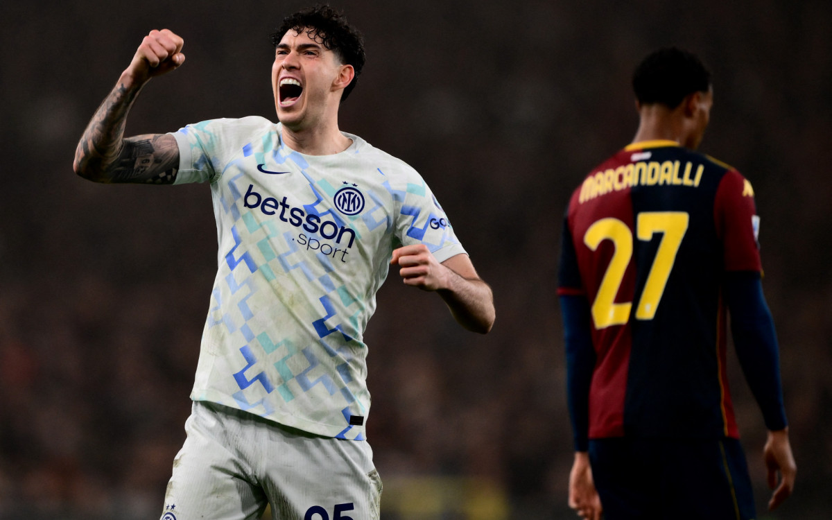 Inter Milan?s Italian defender #95 Alessandro Bastoni celebrates at the end of the Italian Serie A football match between Genoa and Inter Milan at Luigi Ferraris Stadium in Genoa on December 14, 2025. (Photo by MARCO BERTORELLO / AFP)