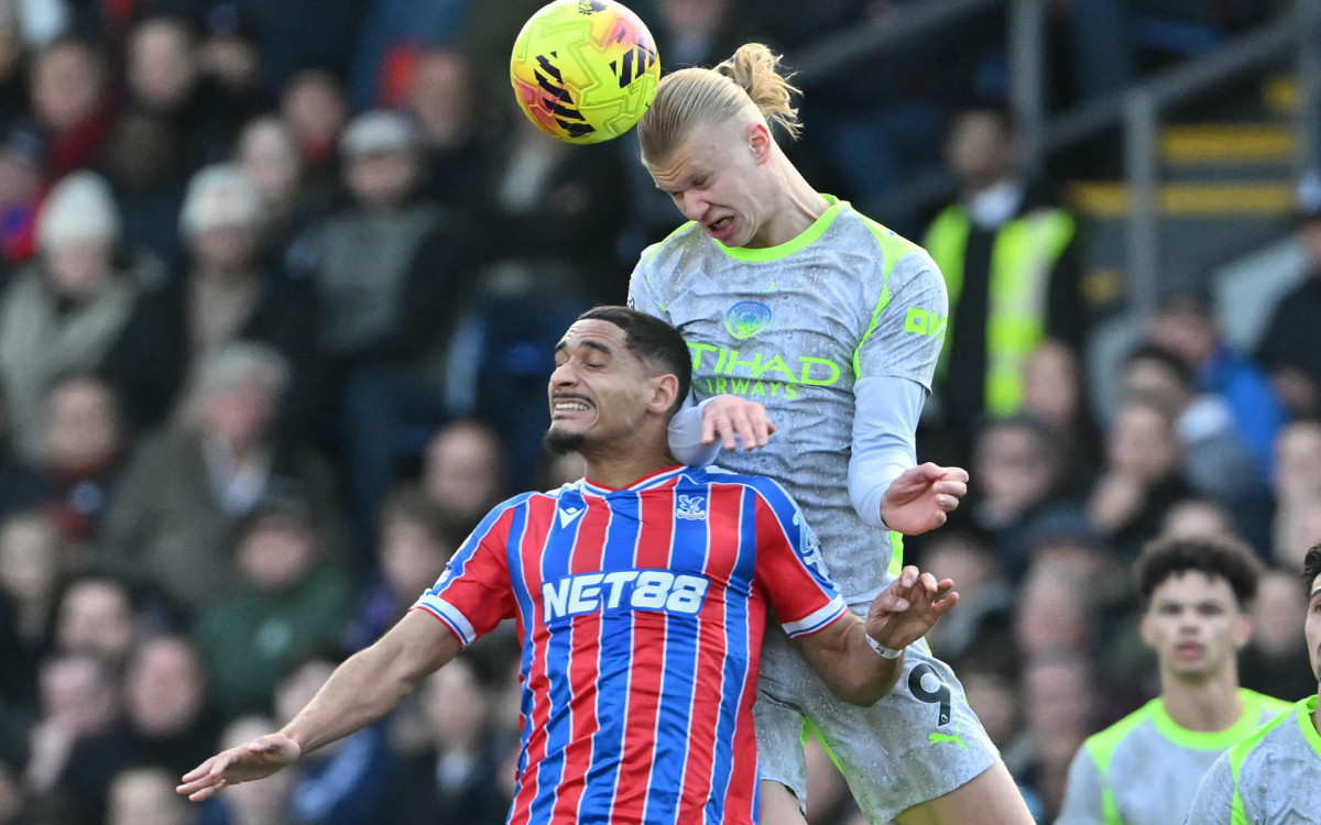 Manchester City's Norwegian striker #09 Erling Haaland (R) vies with Crystal Palace's French defender #05 Maxence Lacroix (L) during the English Premier League football match between Crystal Palace and Manchester City at Selhurst Park in south London on December 14, 2025. (Photo by Glyn KIRK / AFP)