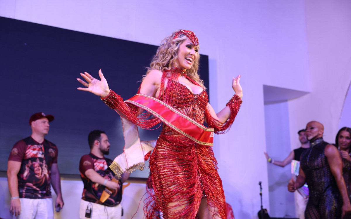 L&iacute;via Andrade &eacute; apresentada como musa do Salgueiro 