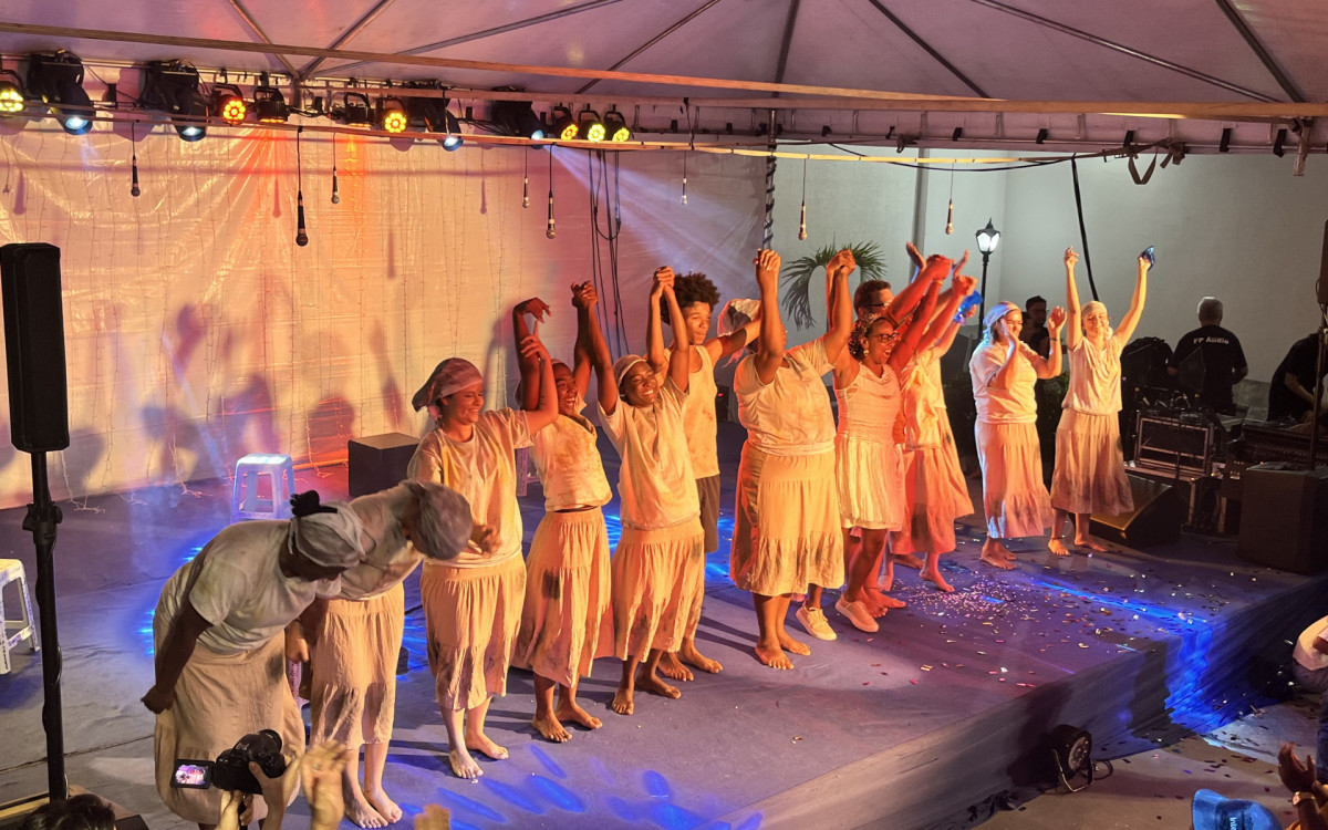 Alunos da Escola Municipal de Artes ocupam o palco do Solar dos Mellos com cenas curtas que emocionaram o público