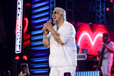 Belo reúne famosos em cruzeiro no Rio de Janeiro