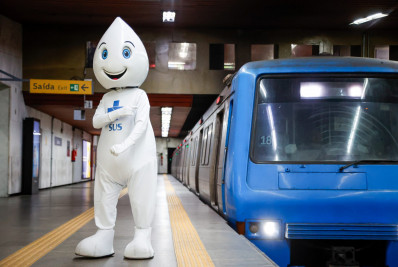 Estações do metrô recebem pontos de vacinação nesta segunda