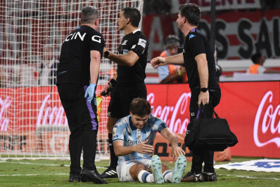 Vídeo: jogador que interessa ao Flamengo se machuca em cobrança de pênalti