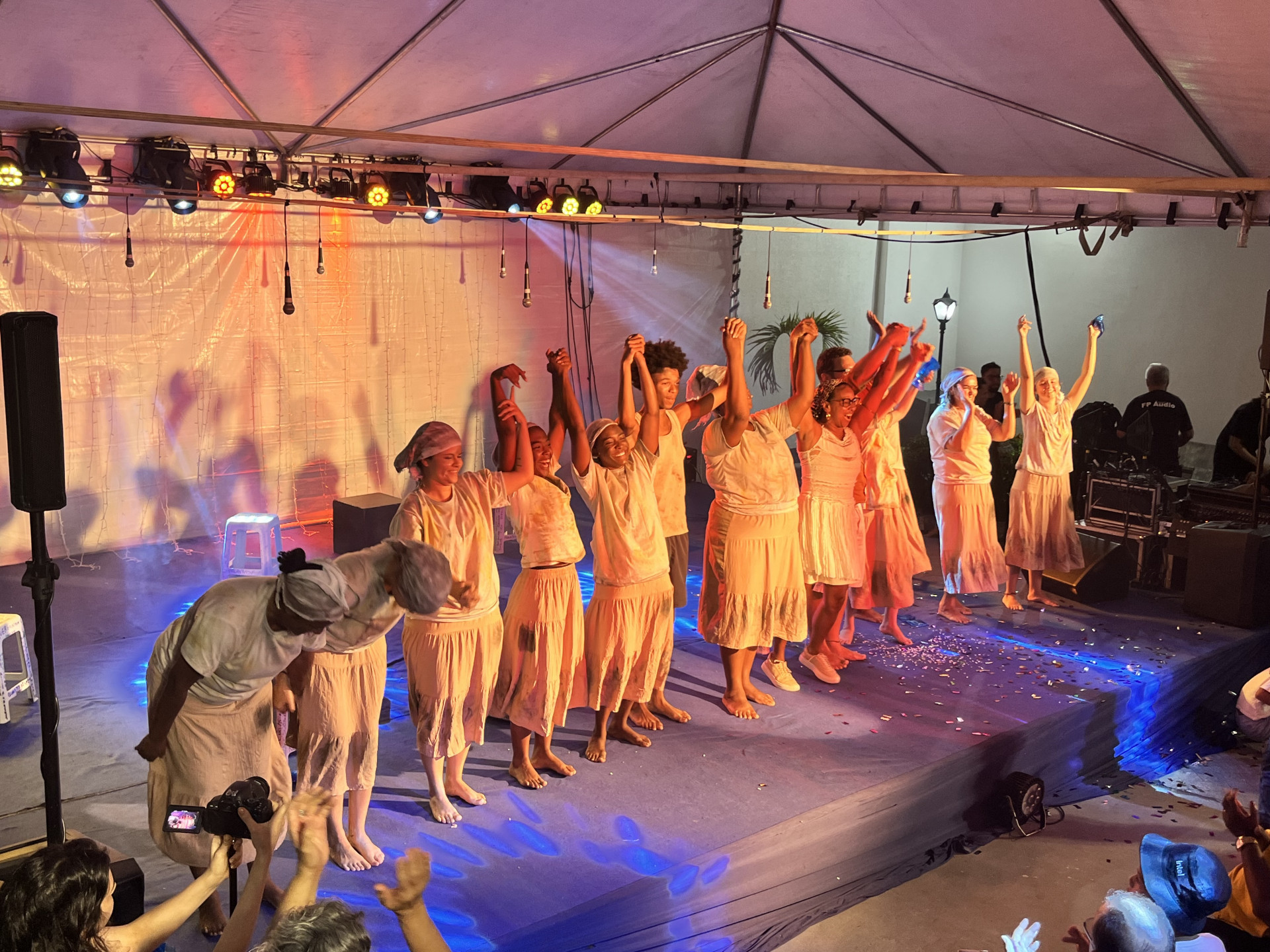 Alunos da Escola Municipal de Artes ocupam o palco do Solar dos Mellos com cenas curtas que emocionaram o p&uacute;blico - Foto: Divulga&ccedil;&atilde;o