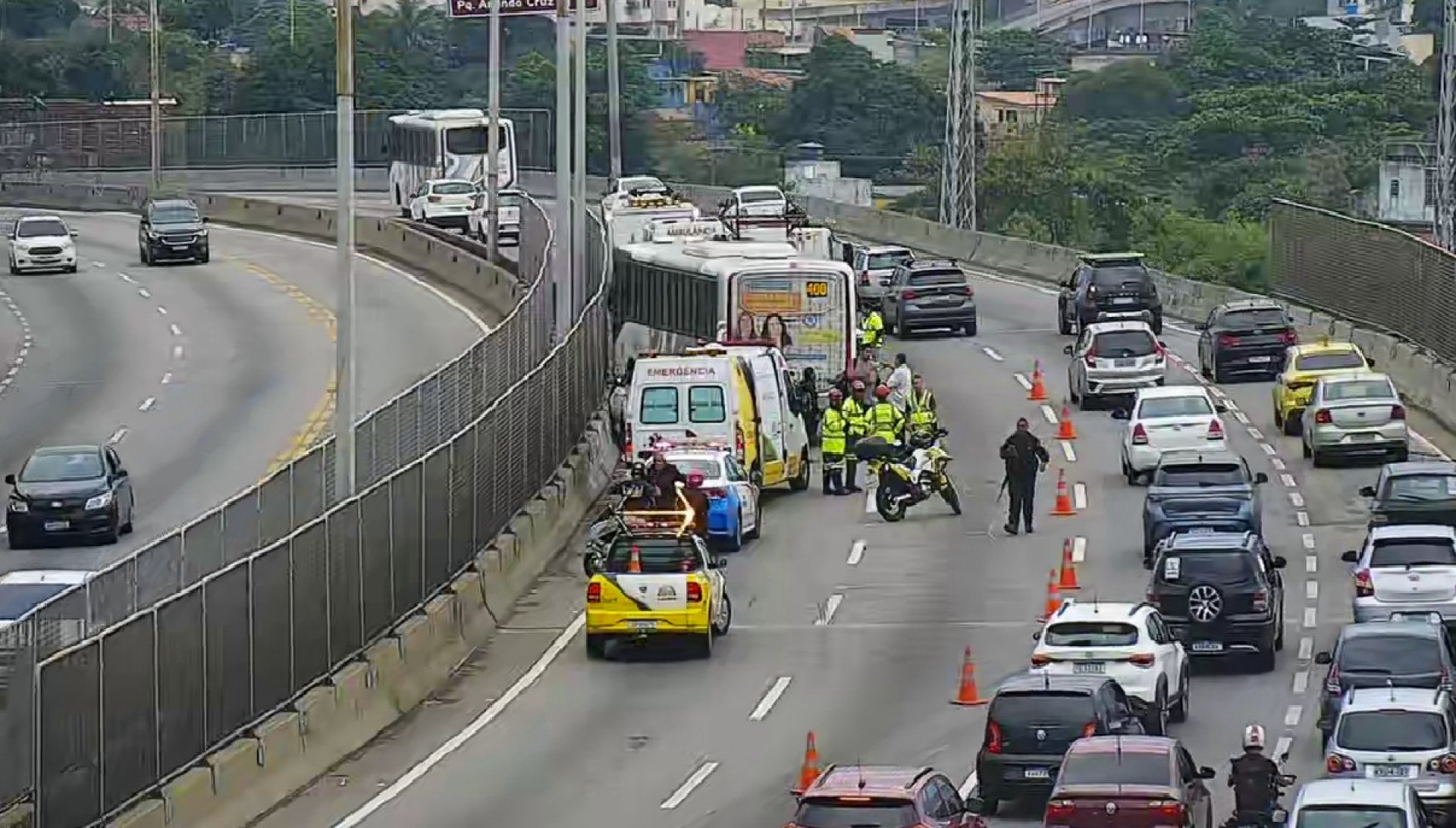 Duas faixas da via precisaram ser interditadas para o trabalho da per&iacute;cia