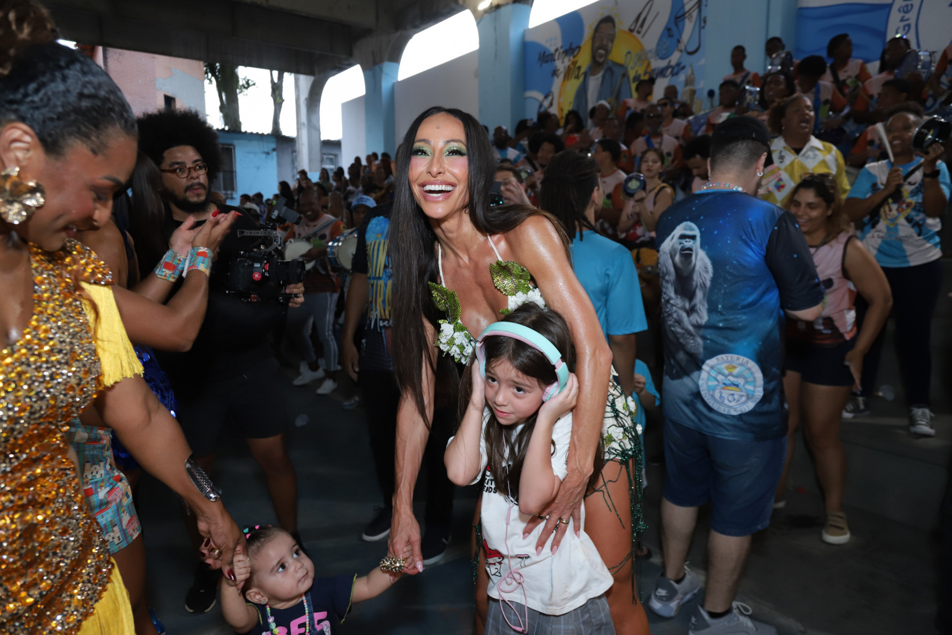 Sabrina Sato e Zoe no ensaio da Vila Isabel no Morro dos Macacos - Reprodução/THIAGO MATTOS/BRAZIL NEWS