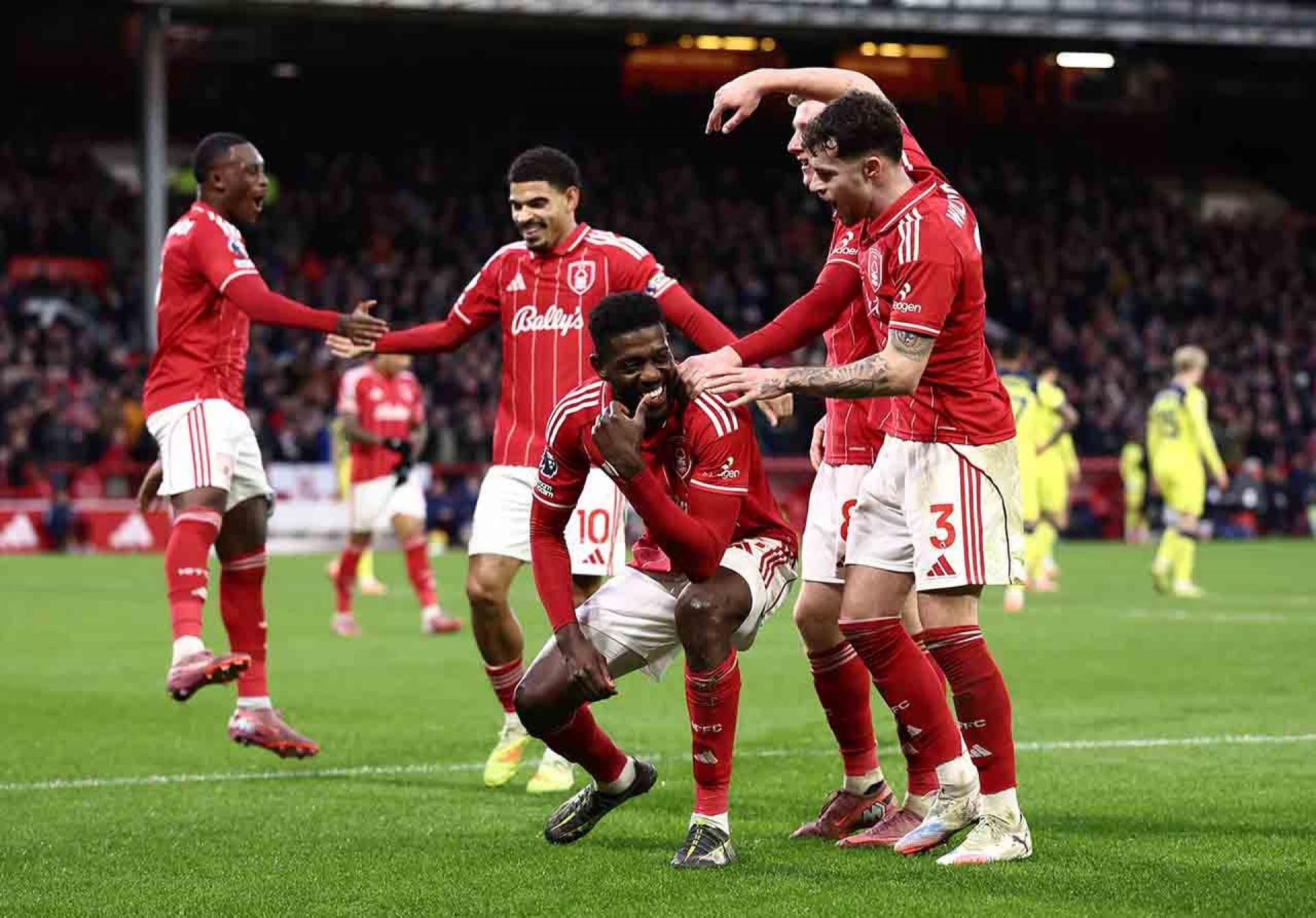 Nottingham vence Spurs e abre cinco pontos da zona de degola