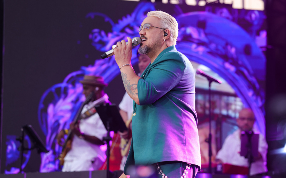 Belo grava DVD em navio temático