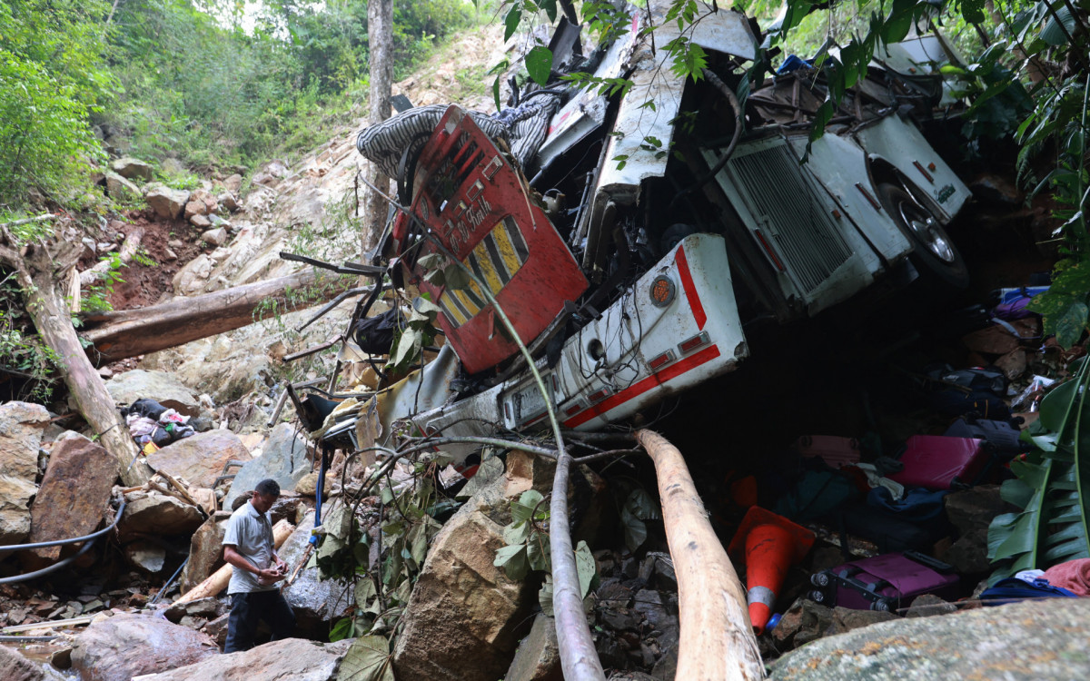Ônibus de passeio escolar caiu por uma encosta - AFP