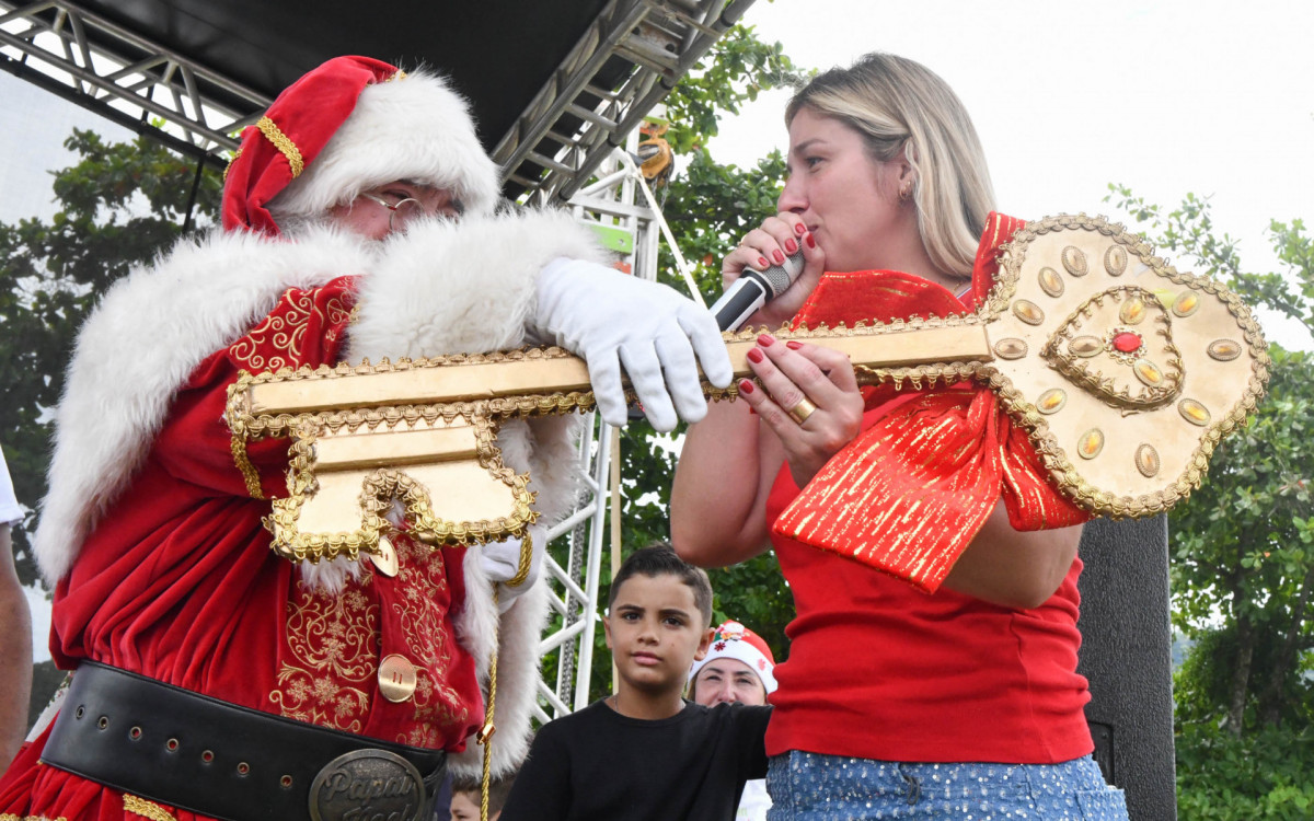 Prefeita Marina Rocha entrega chave da cidade para o Papai Noel, abrindo oficialmente os festejos natalinos em Guapimirim. - Divulga&ccedil;&atilde;o