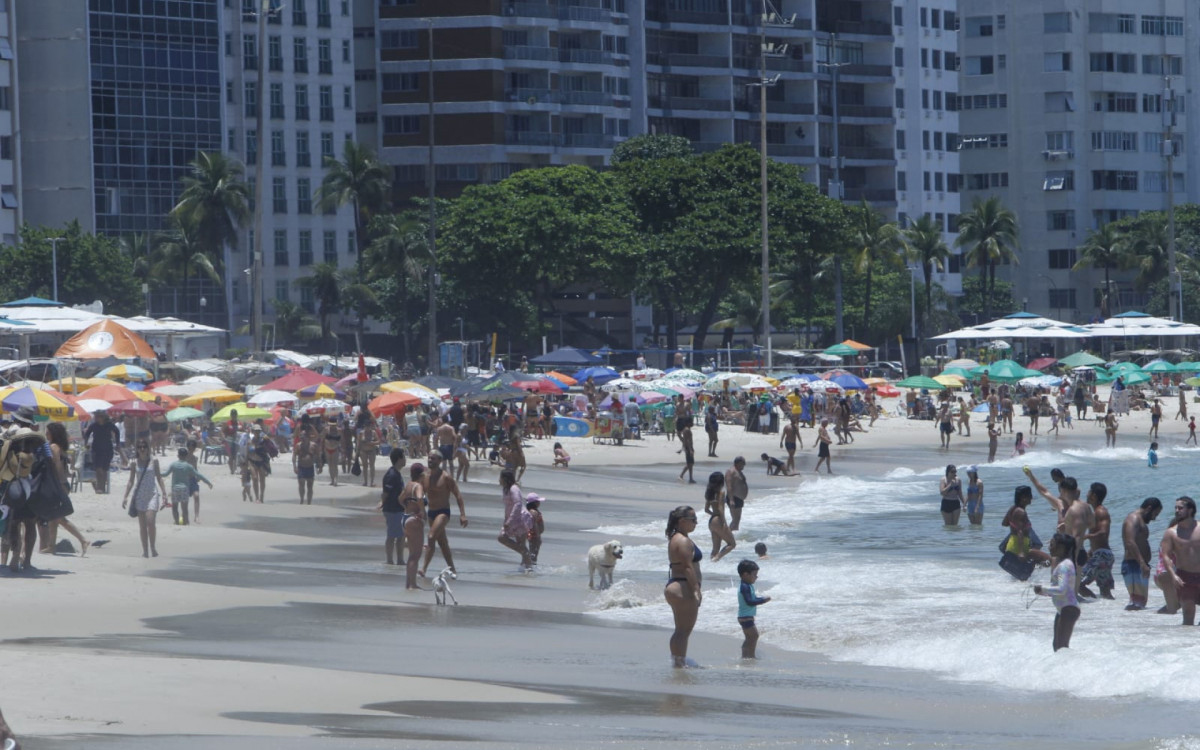 Praia de Copacabana ficou cheia na manhã desta segunda-feira