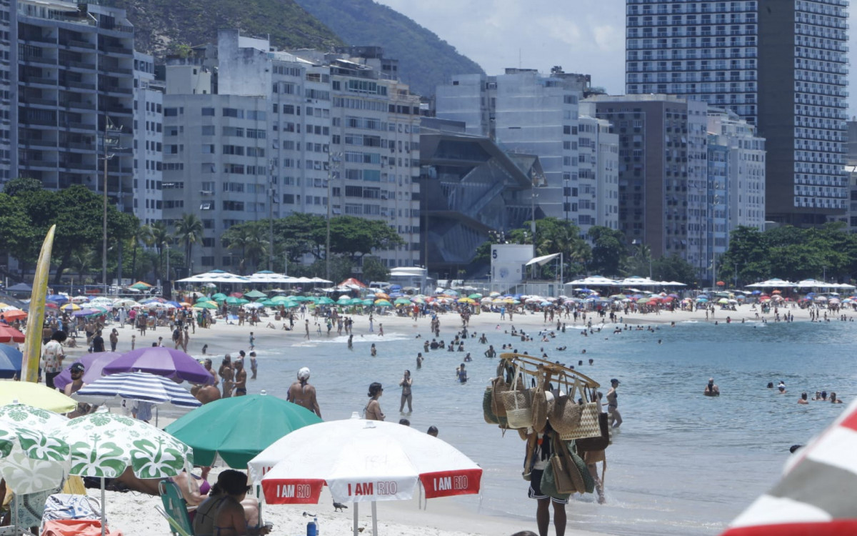 Praia de Copacabana ficou cheia na manhã desta segunda-feira