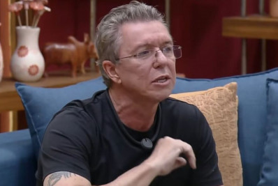 Vídeo! Boninho 'invade' casa de 'A Fazenda' e fala sobre novo reality da Record