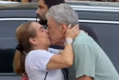 Vídeo! Cissa Guimarães beija boca de Chico Buarque durante ato em Copacabana