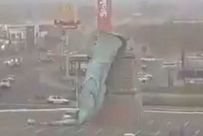 Estátua de loja da Havan desaba durante ventania no Rio Grande do Sul