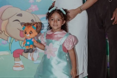 Léo Santana e Lorena Improta se emocionam com performance da filha em apresentação