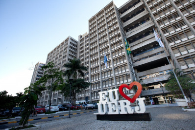 Após 10 anos sem paralisação, professores da Uerj aprovam greve