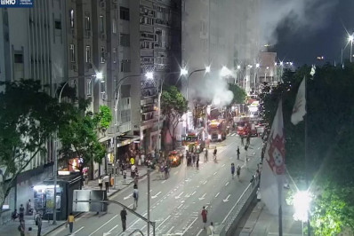 Incêndio de grandes proporções interdita Avenida Princesa Isabel, em Copacabana