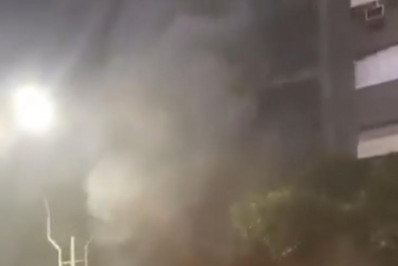 Incêndio de grandes proporções interdita Avenida Princesa Isabel, em Copacabana