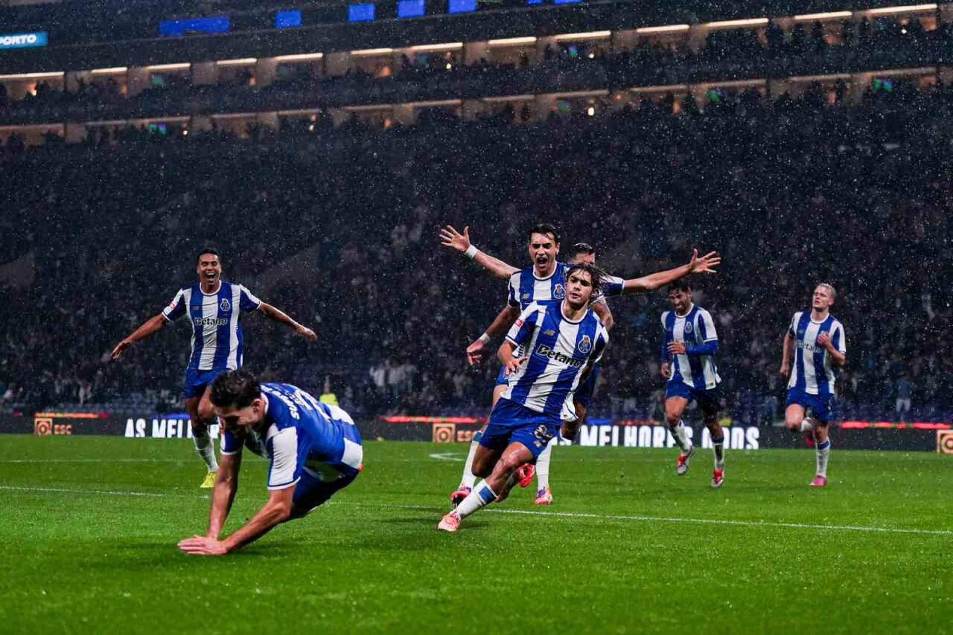 Porto faz dever de casa contra Estrela Amadora e segue l&iacute;der isolado do Portugu&ecirc;s