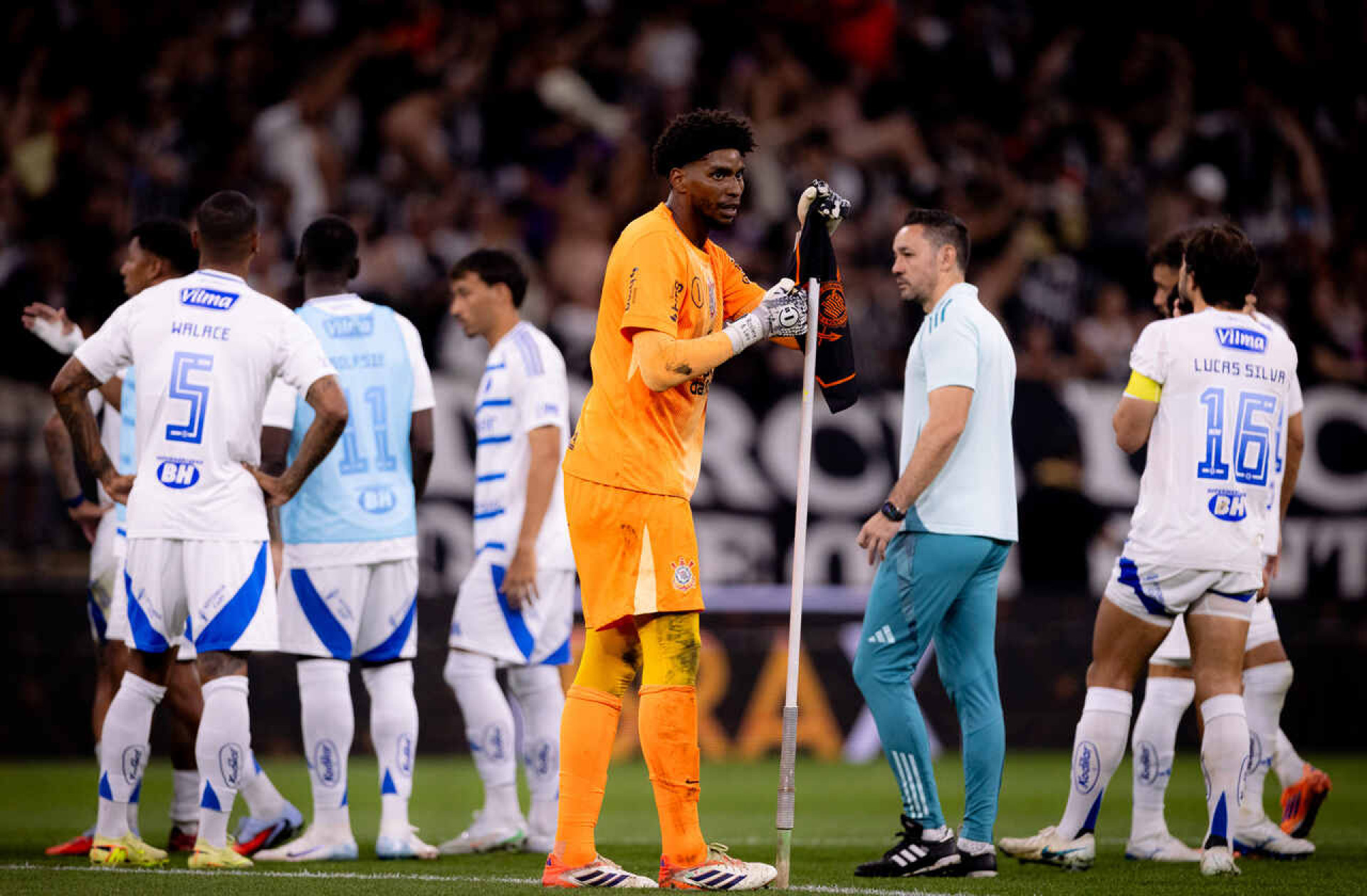C&aacute;ssio elogia Hugo Souza ap&oacute;s embate: ”Que bata meus recordes no Corinthians”
