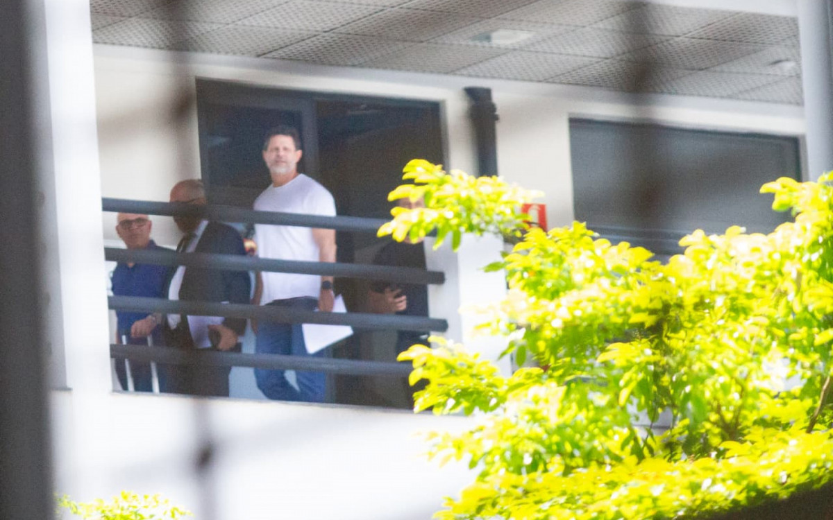 Mac&aacute;rio J&uacute;dice Neto (carregando uma mala) foi preso nesta ter&ccedil;a-feira (16)