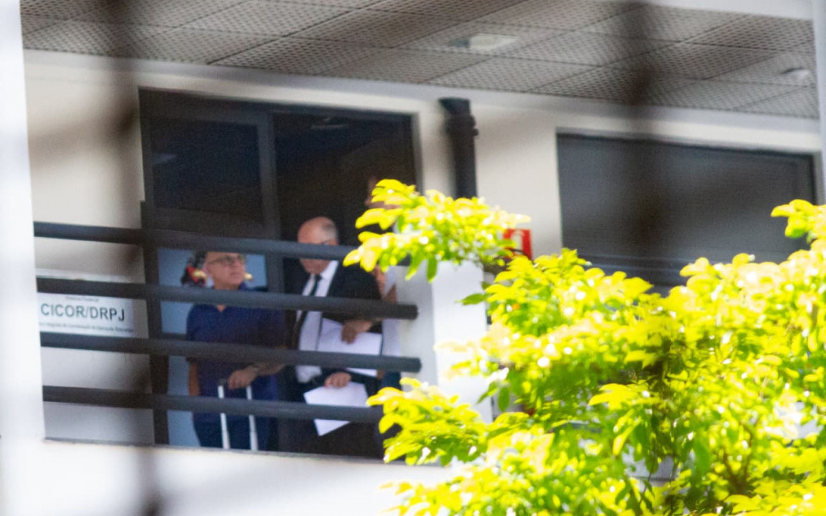 Mac&aacute;rio J&uacute;dice Neto (carregando uma mala) foi preso nesta ter&ccedil;a-feira (16)