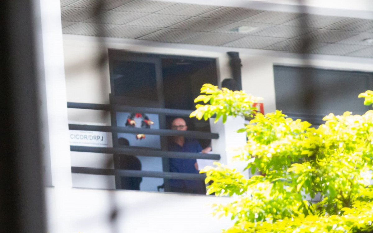 Mac&aacute;rio J&uacute;dice Neto (carregando uma mala) foi preso nesta ter&ccedil;a-feira (16)