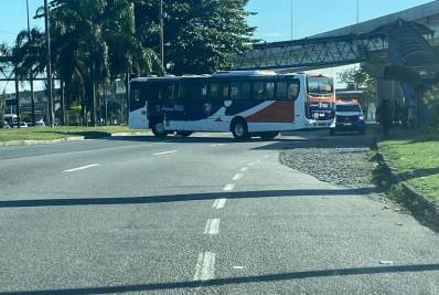Criminosos atravessam ônibus na Estrada do Galeão; acesso ao aeroporto chegou a ser fechado