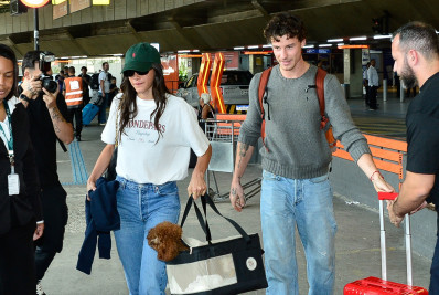 Bruna Marquezine e Shawn Mendes desembarcam em São Paulo
