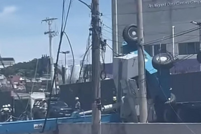 Acidente entre carreta, moto e plataforma deixa ferido na BR-116