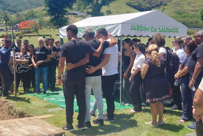 Despedida a comerciante morto no Grajaú é marcada por comoção: 'Legado de coisas maravilhosas'