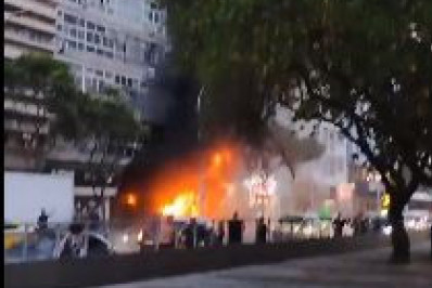 Loja incendiada em Copacabana é interditada pela Defesa Civil