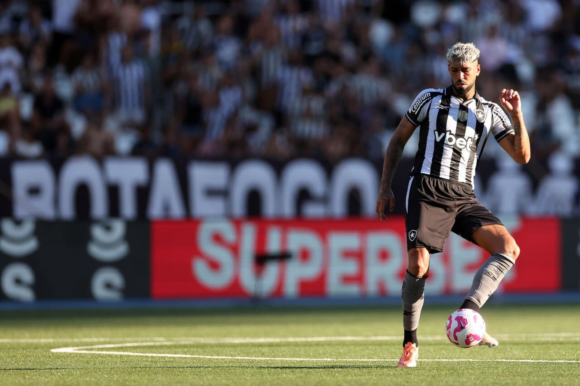 Sindicato de jogadores protesta contra gramado sint&eacute;tico no futebol brasileiro: “Luta antiga”