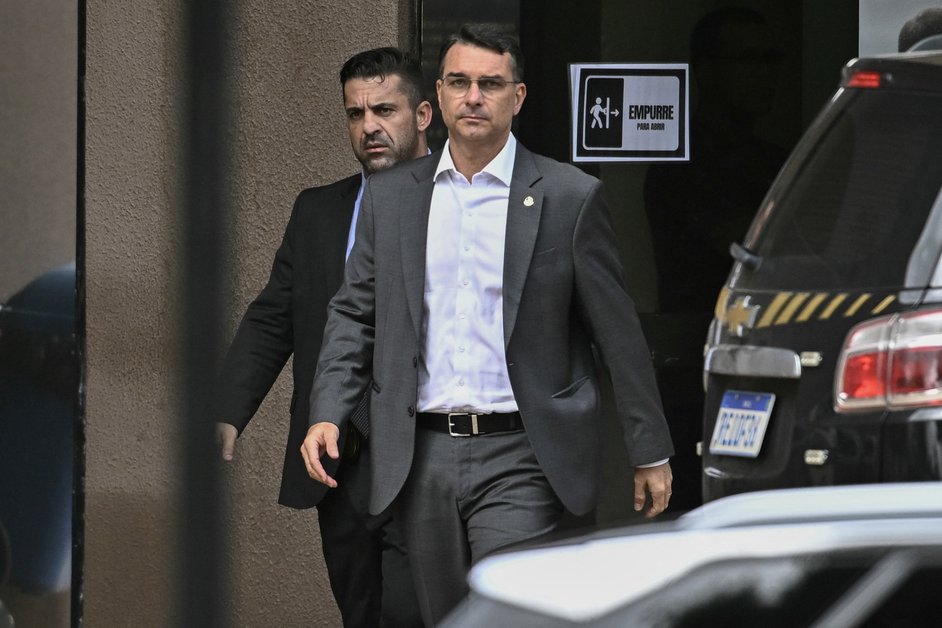 Deputados pedem investigação sobre relação entre Vorcaro e Flávio