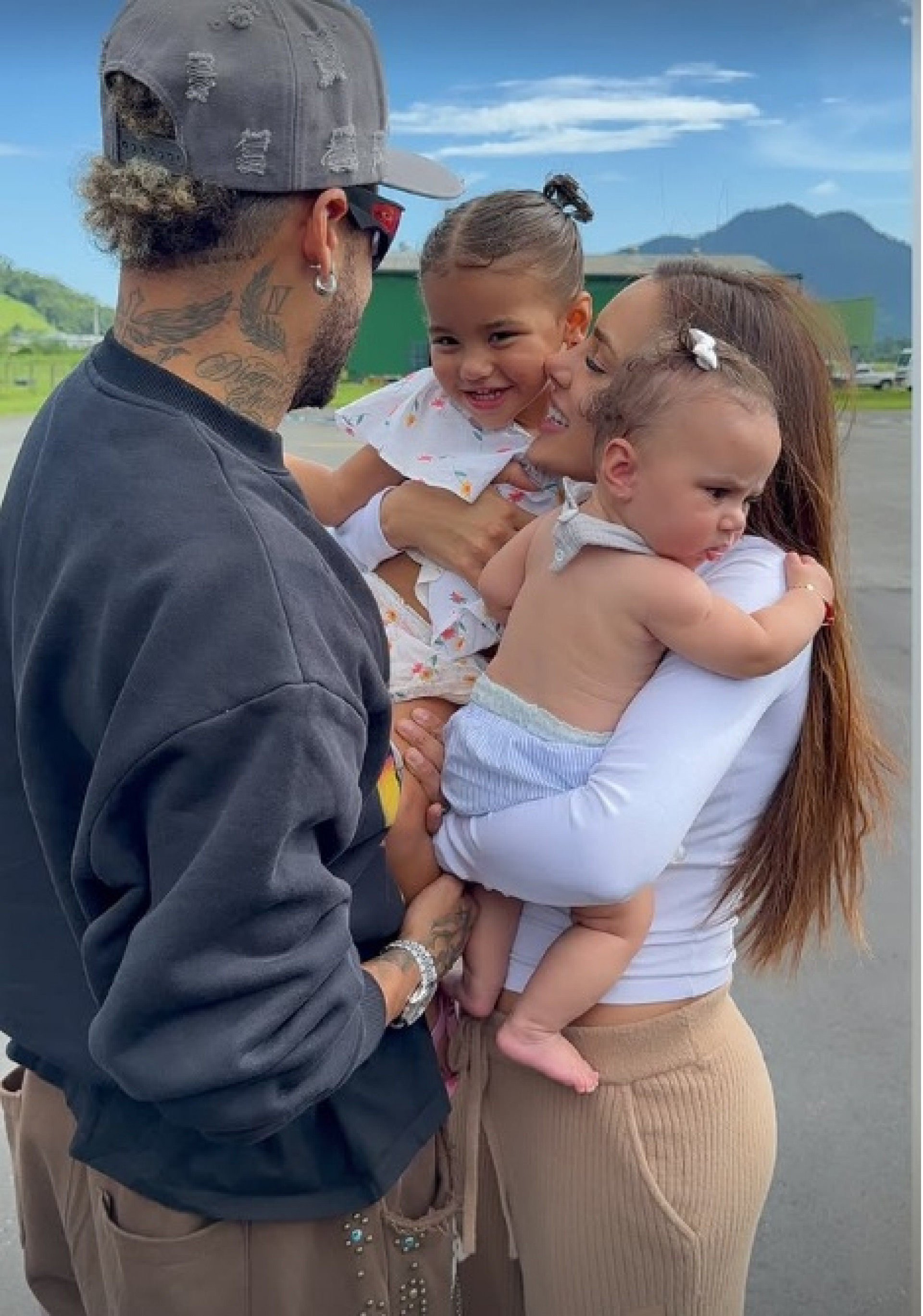 Neymar e Bianca Biancardi com as filhas Mavie e Mel - Reprodução / Instagram