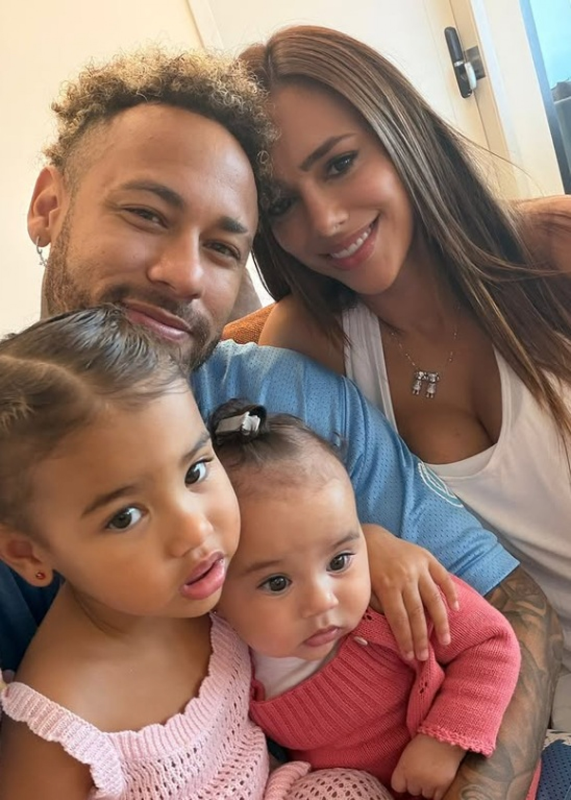 Neymar e Bianca Biancardi com as filhas Mavie e Mel - Reprodução / Instagram