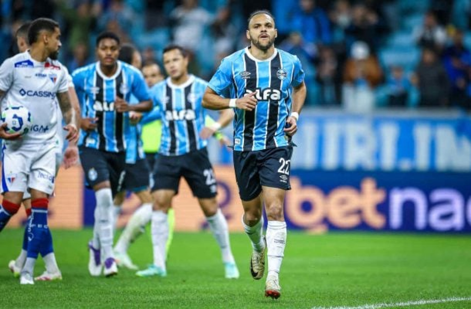 Braithwaite notifica o Gr&ecirc;mio e cobra d&iacute;vida milion&aacute;ria