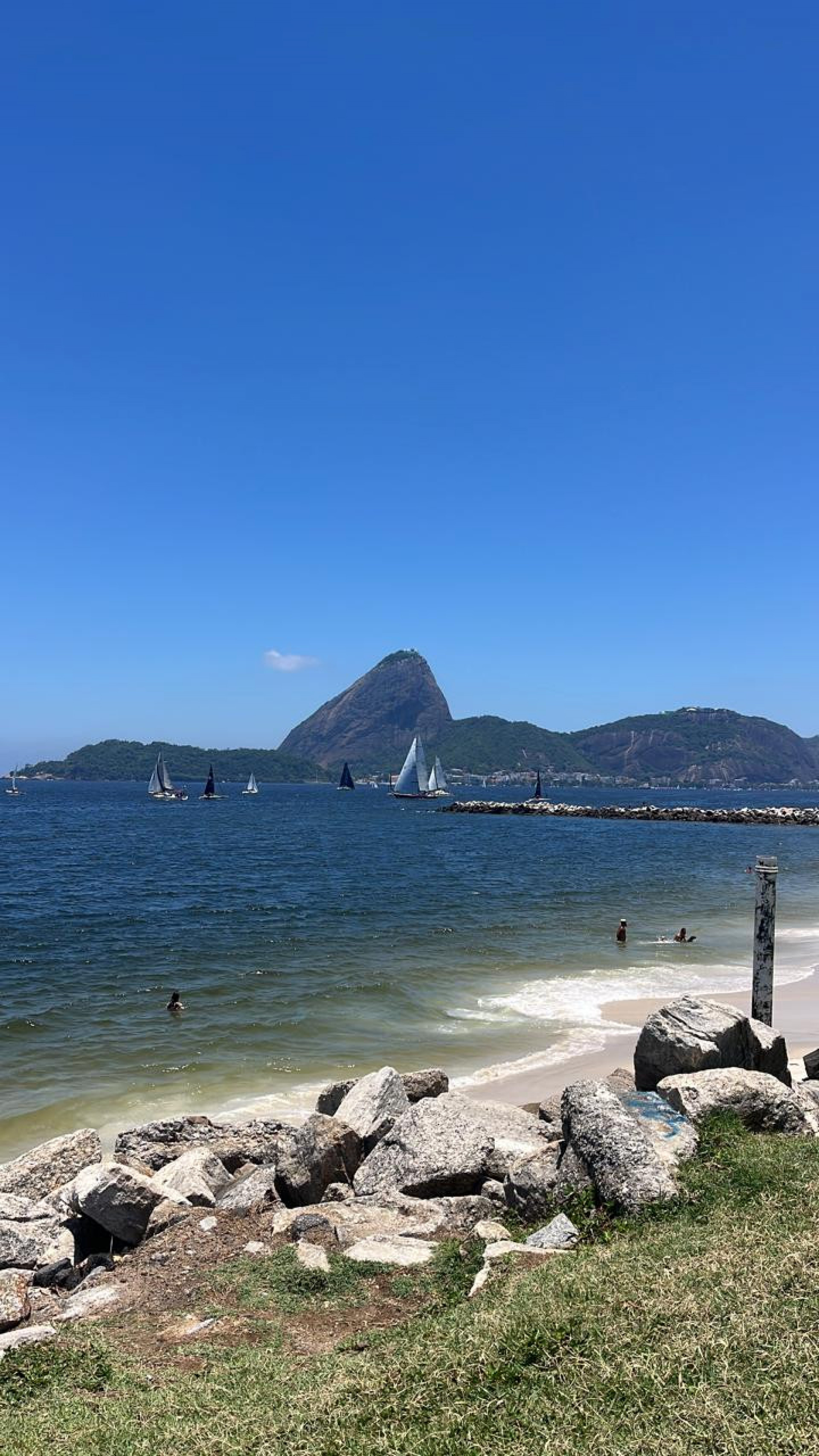 Dia de calor intenso atraiu cariocas para a Praia do Flamengo nesta ter&ccedil;a-feira (16) - Reprodu&ccedil;&atilde;o / Redes sociais