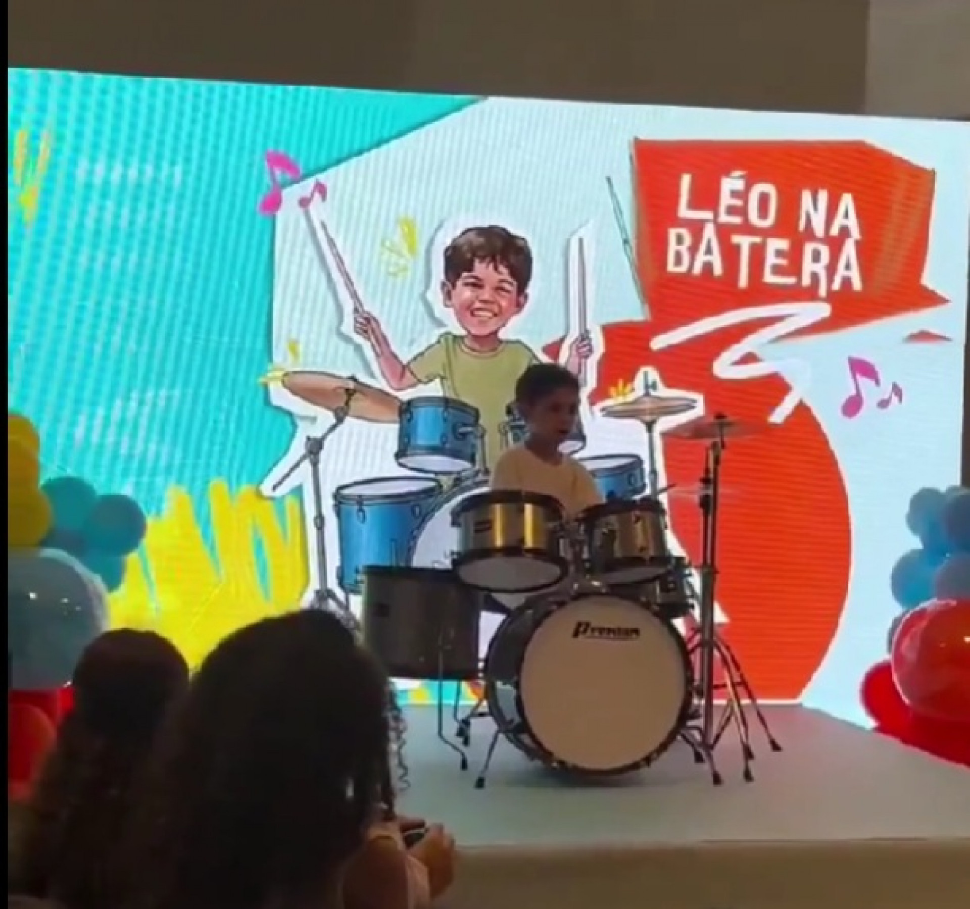 Léo (filho de Marília Mendonça e Murilo Huff) tocando a música da mãe na bateria em seu aniversário - Reprodução / X
