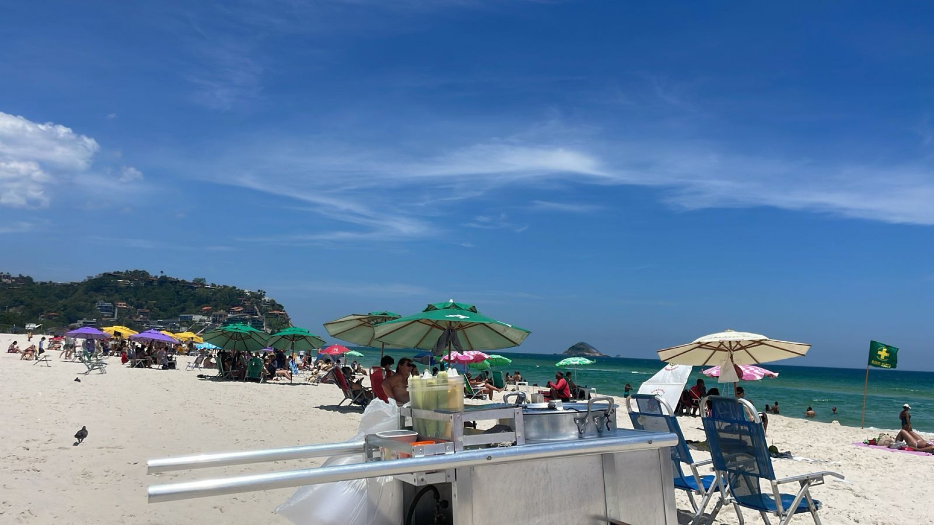 Cariocas aproveitaram o dia de calor intenso para ir &agrave; Praia da Barra nesta ter&ccedil;a (16)